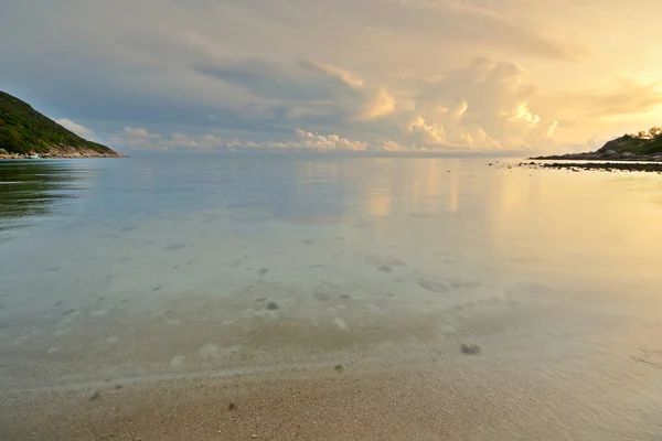 Sunrise ıssız sahilde — Stok fotoğraf
