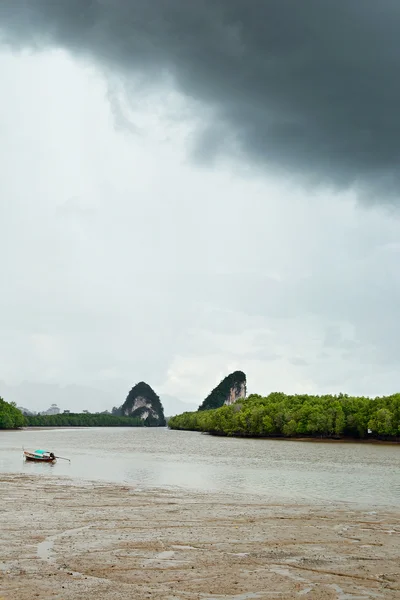 Dramatické cloudscape v krabi skály — Stock fotografie