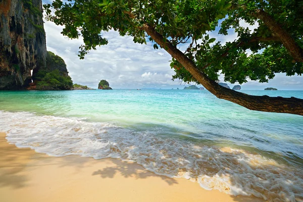 Högvatten i railey bay — Stockfoto