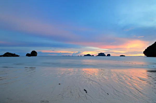 Marée basse au coucher du soleil — Photo