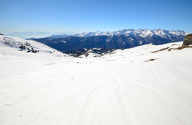 muhteşem panoramik manzaralı karlı yamaç