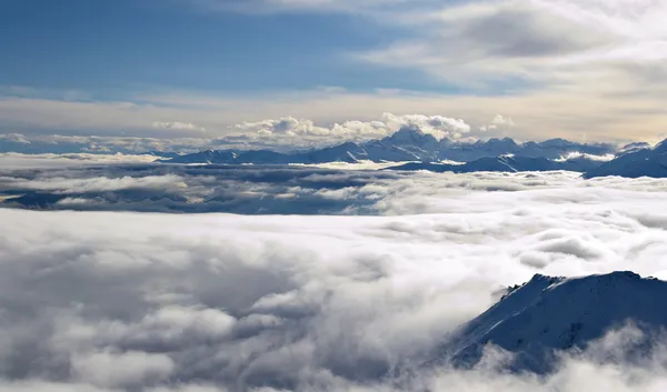 พื้นที่เมฆบนส่วนโค้งของเทือกเขาแอลป์ — ภาพถ่ายสต็อก