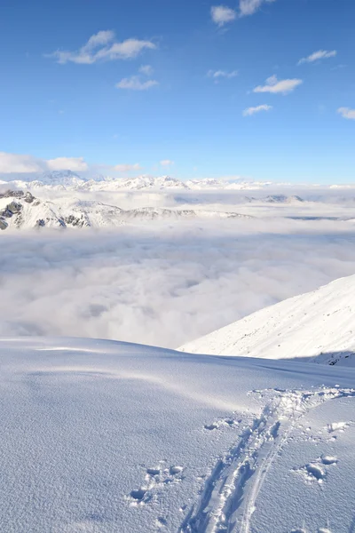 Alpinismo na neve fresca — Fotografia de Stock
