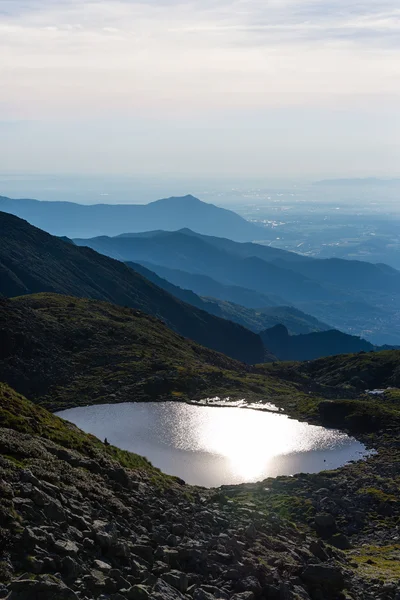 Alpesi tó háttérvilágítással — Stock Fotó