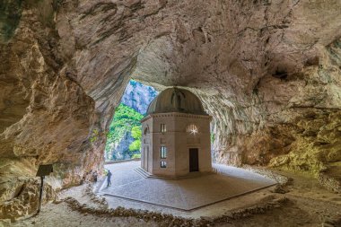 İtalya 'daki mağaranın içindeki ünlü seyahat merkezi. Valadier tapınağı. Manzaralı arka planı olan etkileyici sekizgen şapel..