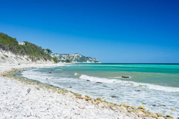 Conero 'nun eşsiz Portonovo sahili doğal park dramatik sahil kayalığı Adriyatik denizi İtalya turkuaz şeffaf su