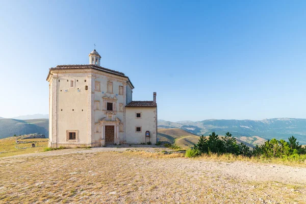 Pieni Kahdeksankulmainen Kappeli Lähellä Rocca Calascio Linna Rauniot Auringonlaskun Taustalla — kuvapankkivalokuva
