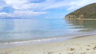 Cala Violina, Toskana, İtalya 'da boş bir plaj. Doğal parktaki kum hangarı dramatik sahiller kayalık burunlar ve çam ormanı Akdeniz turkuvaz şeffaf su