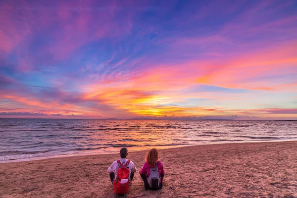 Hombre Mujer Juntos Relajándose Playa Arena Cielo Romántico Atardecer Gente —  Fotos de Stock