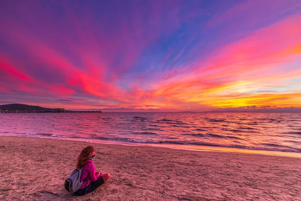 Mulher Sozinha Relaxando Praia Areia Céu Romântico Pôr Sol Pessoas — Fotografia de Stock