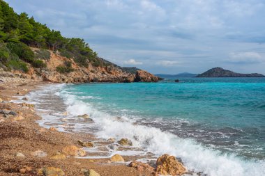 Kışın Toskana, İtalya 'da kumsal bomboştur. Doğal parktaki kum sahası dramatik kıyılar kayalık burunlar çam ormanı Akdeniz mavi dalgalı su