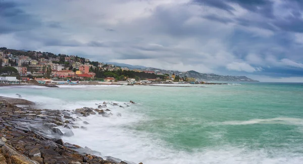 Kışın Kıyı Şeridi Koyunda Dalgalanan Riviera Dei Fiori Liguria Talya — Stok fotoğraf