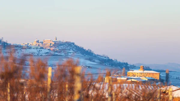 イタリア ピエモンテ州 ワインヤードユニークな風景冬 丘の上にあるラ モーラ村 日没劇的な空の背景 イタリアのブドウ遺産パノラマビュー — ストック写真