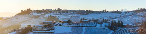 意大利皮埃蒙特 全景冬季雪景酒庄日落时独特的风景 中世纪城堡和山顶上的村庄 阿尔卑斯山背景下戏剧性的天空 — 图库照片