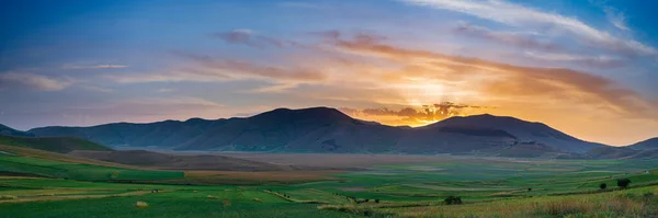 Чудовий Захід Сонця Нагір Castelluccio Norcia Італія Культивовані Поля Знаменита — стокове фото