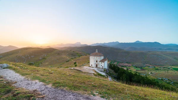 Pequena Capela Octogonal Perto Das Ruínas Castelo Rocca Calascio Pôr — Fotografia de Stock