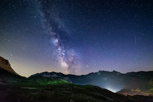 Samanyolu Galaksisi Talyan Fransız Alpleri Üzerinde Yıldızlar Görkemli Karlı Dağlarda — Stok fotoğraf