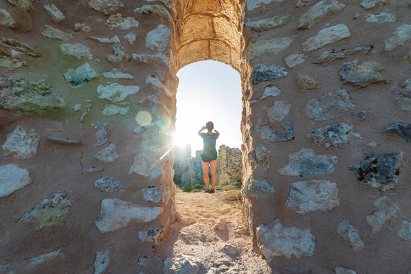 意大利阿布鲁佐大萨索国家公园的地标 意大利旅游胜地罗卡卡拉索山顶上的城堡废墟中的女性自拍 晴朗的蓝天阳光在背光下升起 图库图片