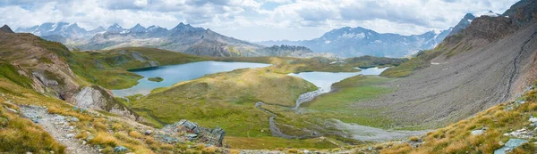 Idyllic Mavi Alp Gölü Yüksek Dağlarda Manzaralı Kayalık Arazi Yüksek — Stok fotoğraf