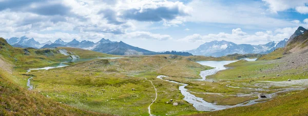 Idylický Modrý Alpský Jezero Vysoko Horách Malebná Krajina Skalnatý Terén — Stock fotografie