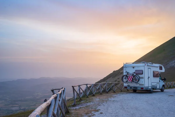 Кампер Ван Узбіччі Дороги Прекрасному Пейзажі Драматичне Небо Заході Сонця — стокове фото