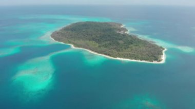 Hava: egzotik beyaz kum plajı üzerinde uçmak tropikal ada, her şeyden uzakta, mercan resifi Karayip deniz turkuaz suyu. Endonezya Sumatra Banyak adaları. Yerel görüntü benzeri D-log.