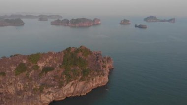 Hava: Cat Ba adasında açık mavi gökyüzü, Ha Long Körfezi 'nin en büyük adası, Vietnam' da seyahat yeri. Güzel sahil manzarası ve kayalıklardaki gezinti güvertesi. yerel d-log sinemasıName