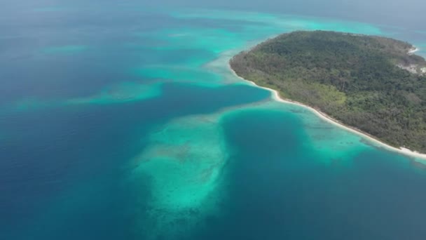 Aerial Πετούν Πάνω Από Εξωτική Λευκή Άμμο Παραλία Τροπικό Νησί — Αρχείο Βίντεο