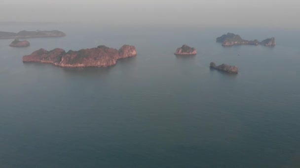 下龙湾最大的岛屿 卡特巴岛 晴朗的蓝天 是越南的旅游目的地 观赏美丽的海滩和岩石上的长廊 本地D Log Cinelike — 图库视频影像