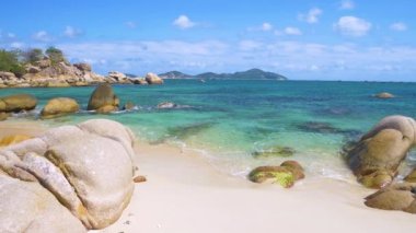 Yavaş çekim: Muhteşem tropikal plaj turkuvaz şeffaf su benzersiz kaya parçaları, Cam Ranh Nha Trang Vietnam Güney doğu kıyısı seyahat noktası, çöl plajı.