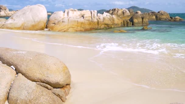 慢动作 华丽的热带海滩绿松石透明的水独特的岩石巨石 凸轮南越东南海岸旅游目的地 沙漠海滩没有人清澈蓝天 — 图库视频影像