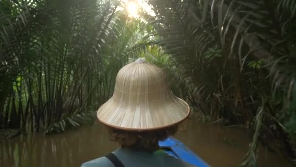 Bootstour Mekong Delta Ben Tre Südvietnam Tourist Mit Vietnamesischem Hut — Stockvideo