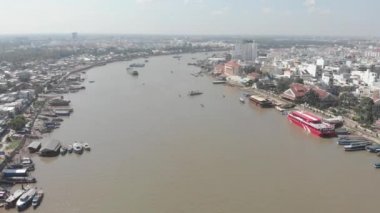 Can Tho şehri Mekong Nehri üzerinde ufuk çizgisi köprüler, yaya geçidi rıhtımı gökdeleni, Mekong Delta bölgesi, Güney Vietnam. yerel d-log sinemasıName