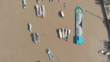 Hava: Sabah Cai Rang yüzer pazarında uçmak, toptan meyve ve mal satan tekneler, Can Tho, Mekong Delta bölgesi, Güney Vietnam, turizm merkezi. yerel d-log sinemasıName