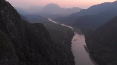 Hava aracı Nam Ou Nehri Vadisi Kanyonu üzerinde uçuyor. Nong Khiaw Muang Ngoi Laos, günbatımı dramatik gökyüzü, manzaralı dağ manzarası, Güneydoğu Asya 'daki ünlü seyahat bölgesi.