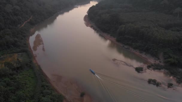 Aéreo Drone Voando Sobre Nam River Canyon Vale Nong Khiaw — Vídeo de Stock