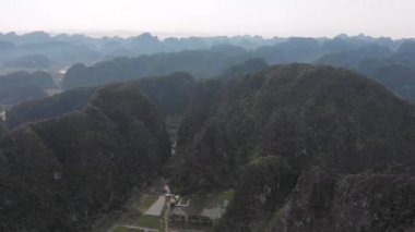 Ninh Binh bölgesinin havadan görünüşü, Trang An Tam Coc turistik merkezi, UNESCO Dünya Mirasları Alanı, Karst Dağları boyunca uzanan Manzaralı nehir kanyonu, Vietnam 'da gidilecek yer. Cinelike d-log