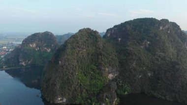 Ninh Binh bölgesinin havadan görünüşü, Trang An Tam Coc turistik merkezi, UNESCO Dünya Mirasları Alanı, Karst Dağları boyunca uzanan Manzaralı nehir kanyonu, Vietnam 'da gidilecek yer. Cinelike d-log