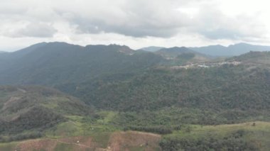 Phongsali Vadisi 'nin havadan görünüşü, Çin yakınlarındaki Kuzey Laos. Akha köylerinde kabile gezisi için gidilecek yer. Çay çiftliği ve orman.