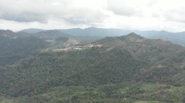 Phongsali Vadisi 'nin havadan görünüşü, Çin yakınlarındaki Kuzey Laos. Akha köylerinde kabile gezisi için gidilecek yer. Çay çiftliği ve orman.