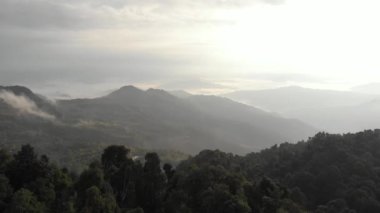 Phongsali Vadisi 'nin havadan görünüşü, Çin yakınlarındaki Kuzey Laos. Akha köylerinde kabile gezisi için gidilecek yer. Çay çiftliği ve orman.