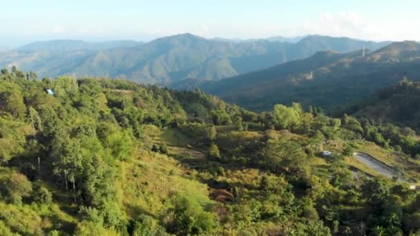 공중에서 근처에 라오스의 계곡이 보인다 마을을 여행하는 부족의 여행목적지 — 비디오