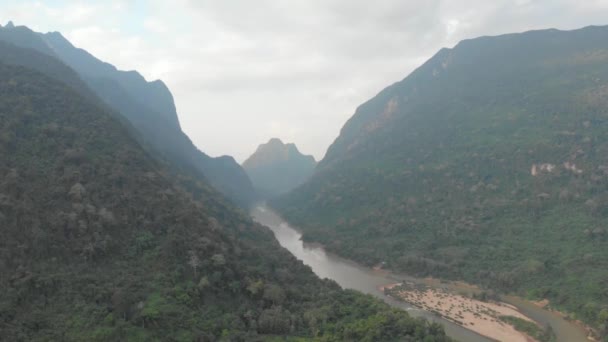 Lotnisko Dron Lecący Nad Rzeką Nam Laosie Poranna Mgła Chmury — Wideo stockowe