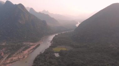 Hava aracı Laos 'taki Nam Ou Nehri üzerinde uçuyor, sabah sisi ve bulutları, Nong Khiaw Muang Ngoi dramatik manzara manzarası manzaralı tepe uçurumu, Güney Doğu Asya' daki seyahat noktası