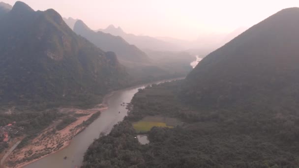 Aérien Drone Survolant Rivière Nam Laos Brouillard Matinal Nuages Paysage — Video