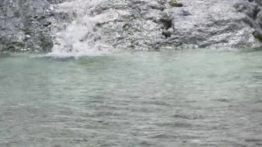 Sumatra, Endonezya 'da jeotermal havuz ve kaplıca. Doğal termal şelale, insan yok. Samosir Adası, Toba Gölü, ünlü turizm merkezi..
