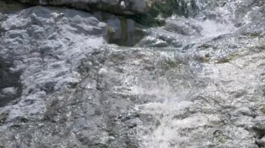 Sumatra, Endonezya 'da jeotermal havuz ve kaplıca. Doğal termal şelale, insan yok. Samosir Adası, Toba Gölü, ünlü turizm merkezi..