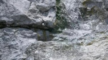 Sumatra, Endonezya 'da jeotermal havuz ve kaplıca. Doğal termal şelale, insan yok. Samosir Adası, Toba Gölü, ünlü turizm merkezi..