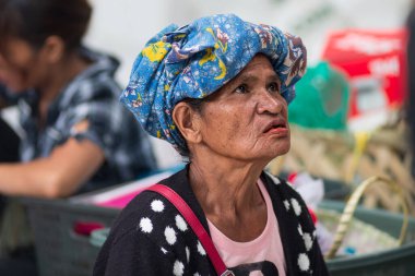 Toba Gölü, Endonezya - 3 Mart 2020: Endonezya 'nın Sumatra kentindeki ünlü seyahat merkezi Toba Gölü' nde Batak etnik kadın portresi.