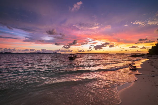 夕阳西下的大海 热带沙漠海滩 没有人 云彩斑斑 旅游目的地远走高飞 长期暴露在印度尼西亚苏门答腊巴尼亚克群岛 — 图库照片